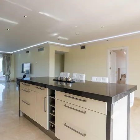 Malagasuite Solarium & Pool Apartment